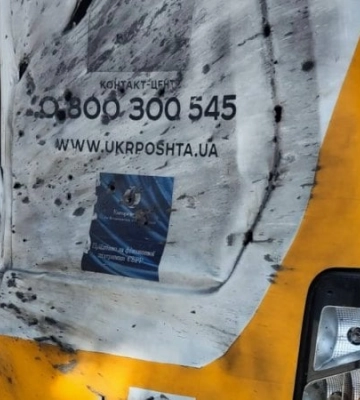 На Сумщині російський дрон атакував поштову автівку: двоє людей поранено