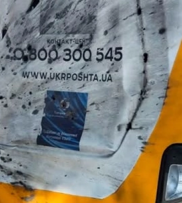 На Сумщині російський дрон атакував поштову автівку: двоє людей поранено