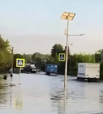 Потужна злива затопила дороги на заході України