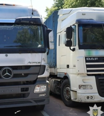 Житомирські поліцейські передали військовим вантажівки, конфісковані в росіян