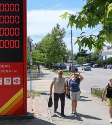 Умивальник з пакета і «бензинові війни». Як в окупованому Криму переживають проблеми, які Путін назвав «некритичними»