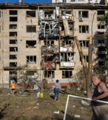 У Києві з-під завалів дістали ще трьох загиблих після атаки РФ: кількість загиблих зросла до 30. ФОТОрепортаж