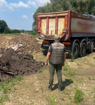 Сміттєва диверсія на землях "Антонова": як під Києвом вантажівка ховала побутові відходи біля озера