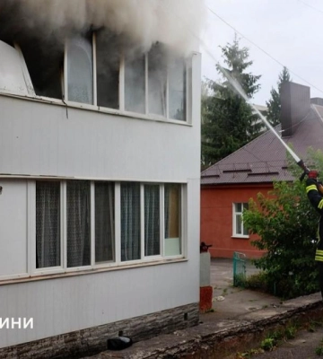 На вулиці Пластовій у Рівному горіла квартира: рятувальники евакуювали шістьох людей