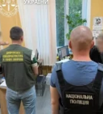 Для выезда за границу оформляли украинцев как иностранцев, подлежащих выдворению: разоблачены должностные лица миграционной&amp;hellip;