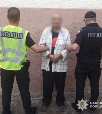 Кривава сварка на Закарпатті: чоловік накинувся на сусіда із сокирою, поліція затримала підозрюваного