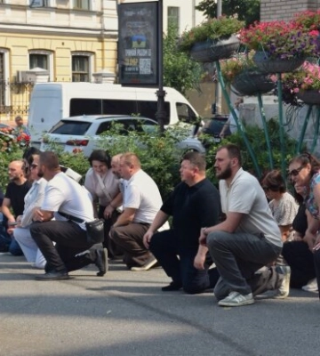 Сльози на Контрактовій: очільник Подолу розповів про прощання з батьком трьох дітей, який загинув у першому бою