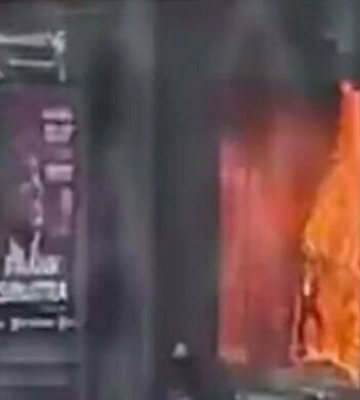 В Одесі горить приміщення, де роками живе безхатько, - ВІДЕО