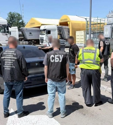 Продавав автівки, призначені для потреб військових: у Миколаївському районі поліцейські затримали чоловіка за продаж товарів гуманітарної допомоги