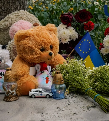 Атака рф на Киев 2 июля - горожане устроили мемориал погибшим