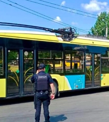 Во Львове водитель троллейбуса нашел гранату посреди дороги — Садовый
