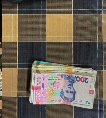 Через незачинене вікно: у Костополі з автівки викрали 40 тисяч гривень