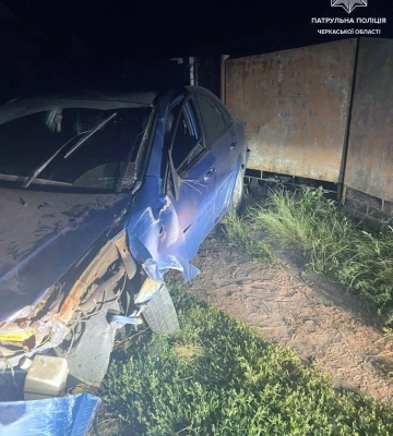 Водій у Черкасах протаранив автомобіль, а потім втік і в’їхав у паркан