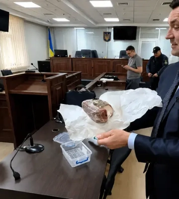 Нардеп Тищенко приніс сало на засідання суду (відео)