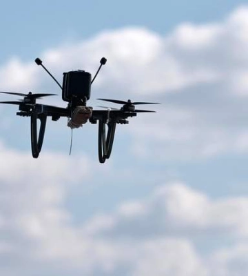 Уже залетел глубже в город: FPV-дрон на оптоволокне атаковал многоэтажку в Харькове