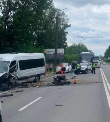На Прикарпатті мікроавтобус потрапив у ДТП, 13 людей у лікарні