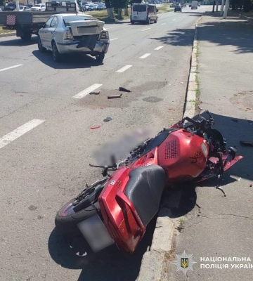 У Харкові внаслідок карколомної ДТП літня жінка померла у машині швидкої, а молодий чоловік - у лікарні