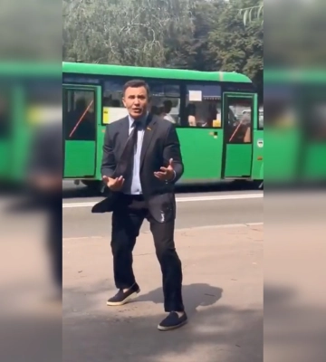 После суда мужчина забросал Тищенко помидорами: народный депутат бросился его догонять (видео)