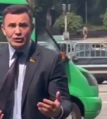 Экс-боец Азова забросал возле ВАКС Тищенко помидорами. Нардеп пытался, но не смог догнать его — видео
