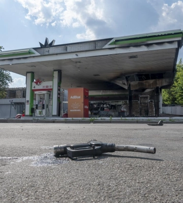 Два російських БпЛА вибухнули неподалік середмістя Харкова: 3 постраждалих, горіла АЗС та автівка 
