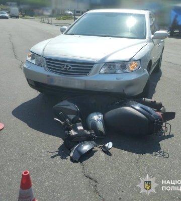 На Житомирщині автомобіль Hyundai під час маневру повороту збив жінку на скутері