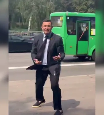 Ексбоєць «Азова» закидав помідорами нардепа Тищенка (відео)