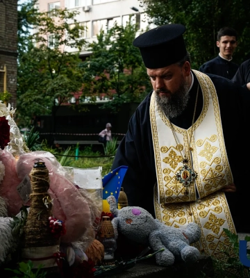 У Києві ченці провели молитву за загиблими біля зруйнованого будинку