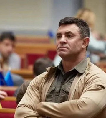 У Києві ветеран ЗСУ закидав помідорами Миколу Тищенка