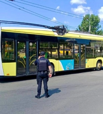 Во Львове остановили движение троллейбуса из-за «гранаты» на дороге
