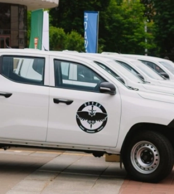 Хор «Гомін» передав бійцям ГУР чотири пікапи і понад 150 дронів