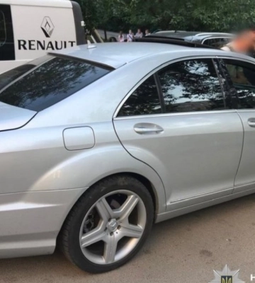 На Київщині маленький хлопчик раптово вибіг на дорогу та потрапив під Mercedes