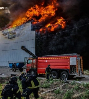 На Херсонщині російська авіація завдала удару по території птахофабрики