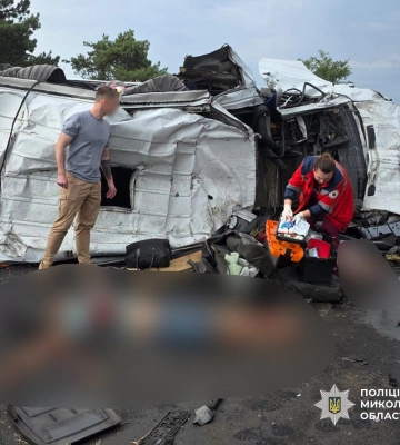 Дев'ятеро загиблих: маршрутний Mercedes перекинувся та вилетів під вантажівку на трасі Одеса — Миколаїв