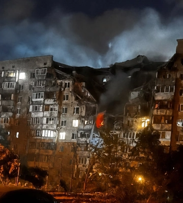 В зруйнованому внаслідок ракетного удару РФ по Києву будинку заблоковані люди – Кличко