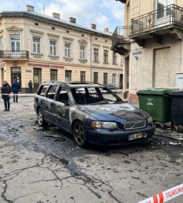 Сміттєві баки знищили Volvo у Львові: авто згоріло вщент за 15 хвилин
