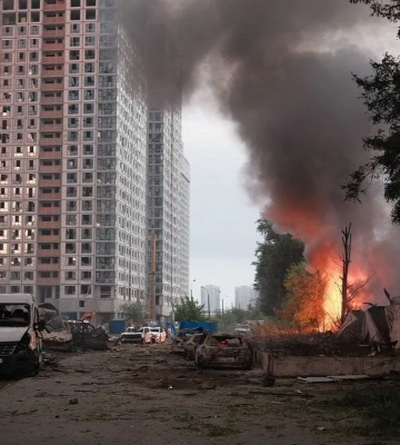 Нічні вибухи в Києві: РФ вдарила балістикою, пошкоджені багатоповерхівки, є загиблі