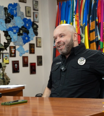 «Залетів уламок і відрізав їй півголови». Керівник поліції Черкас – про жахи Маріуполя і Костянтинівки, евакуації і адаптацію в тилу