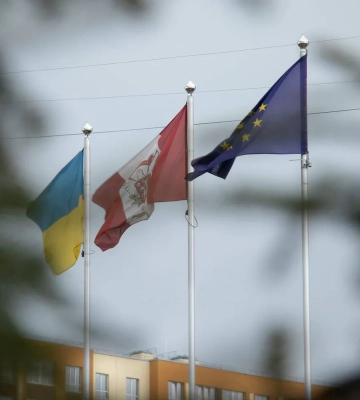 У Вишневому під Києвом триває пожежа після ракетного удару рф, евакуюють людей - Зеленський