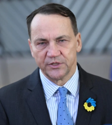 Сикорский отреагировал на слова Пескова, что провокация против Польши — "западная пропаганда"