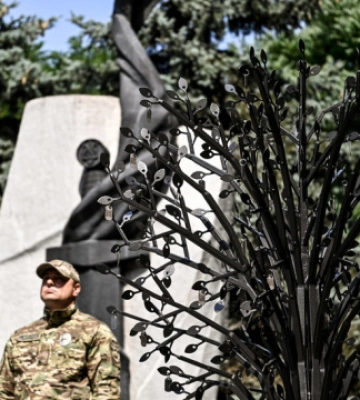 У Запоріжжі відкрили інсталяцію «Дерево пам'яті» на честь загиблих правоохоронців