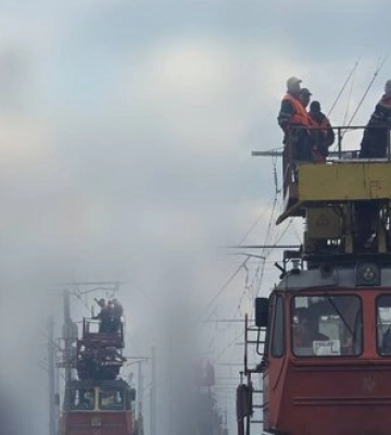 Після нічної атаки РФ рух поїздів на Київщині повністю відновили. ФОТО