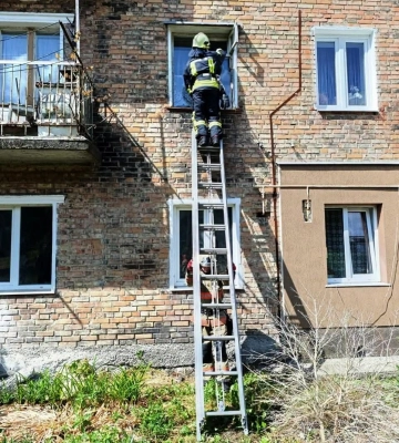Не виходила на зв'язок: на Волині через вікно врятували пенсіонерку