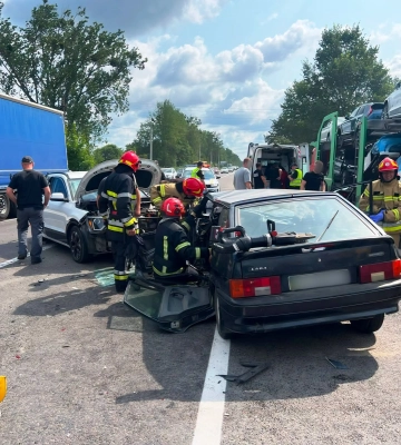 У Львівському районі зіткнулися три автомобілі: двох потерпілих деблокували рятувальники
