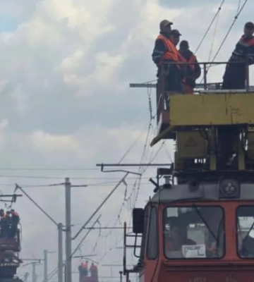 Після нічної атаки РФ рух поїздів на Київщині повністю відновили. ФОТО