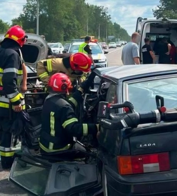 Потрійне зіткнення під Львовом: двох людей затисло в салоні легковика