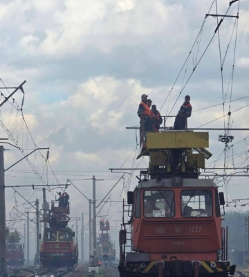 Россияне атаковали железнодорожную инфраструктуру Киевщины, проезд поездов временно ограничивали