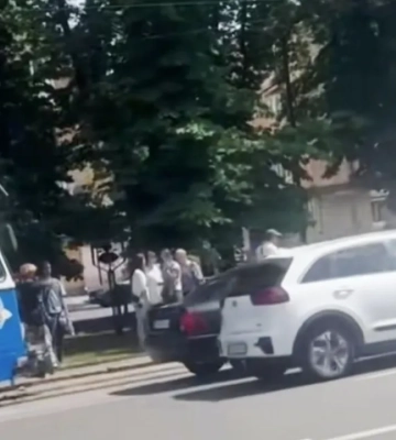 В Виннице на Пирогова трамвай остановился из-за чьей-то машины на путях — очевидцы говорят, что водителя мобилизовали. ВИДЕО
