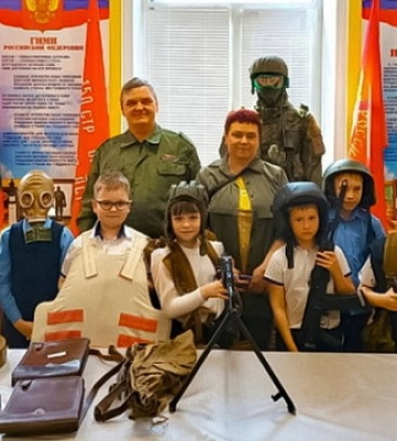 Окупанти змушують школярів з ТОТ Луганщини проводити літо у воєнізованих таборах - ОВА