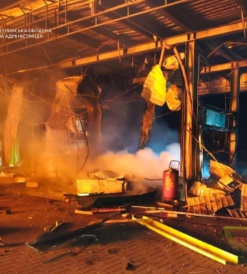 Ворог атакував шість районів Дніпропетровщини: горіли заправка, СТО та склад