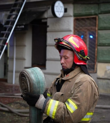 Понад два десятки вогнеборців гасили пожежу у центрі Одеси